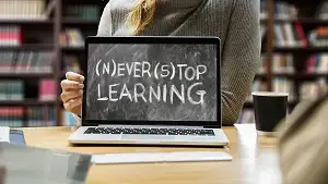 Laptop mit dem Schriftzug Never stop learning