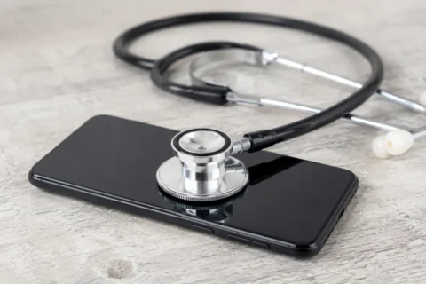Smartphone mit Stethoskop als Symbol für die Smartphone- und Tablet-Reparatur